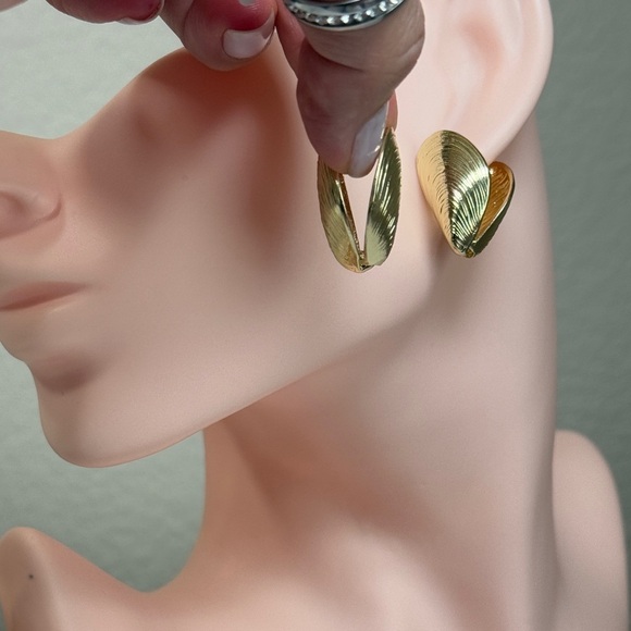 NEW | 18K Gold Plated Elegant Earrings - Picture 6 of 6